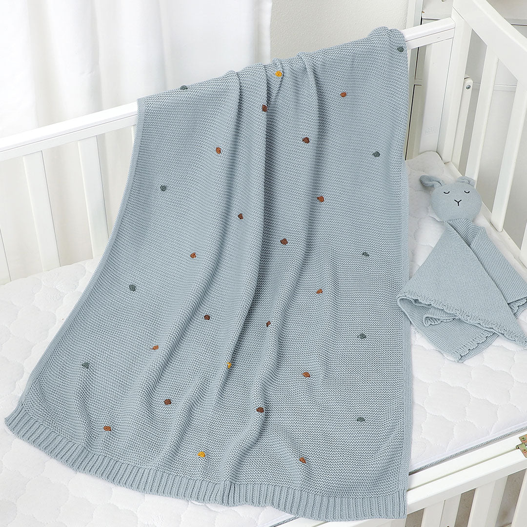 Vida Knit Baby Blanket. Size 90x70 cm on cot