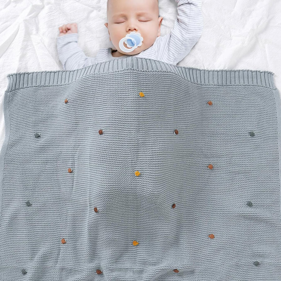 Vida Knit Baby Blanket. Size 90x70 cm with baby